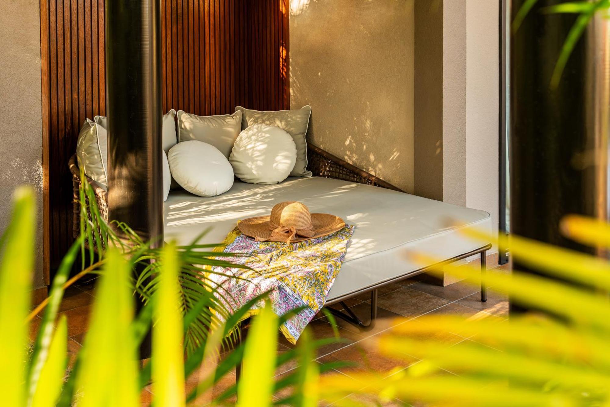 Palm Hotel & Spa Petite Île Екстериор снимка